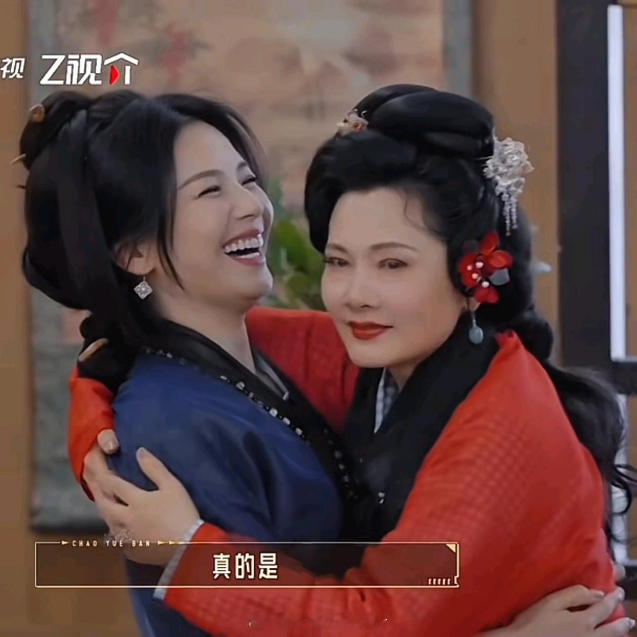 何赛飞亲刘涛无限超越班 何赛飞的亲密举动不刻意，刘涛的反应也很自然，没有刻意营业