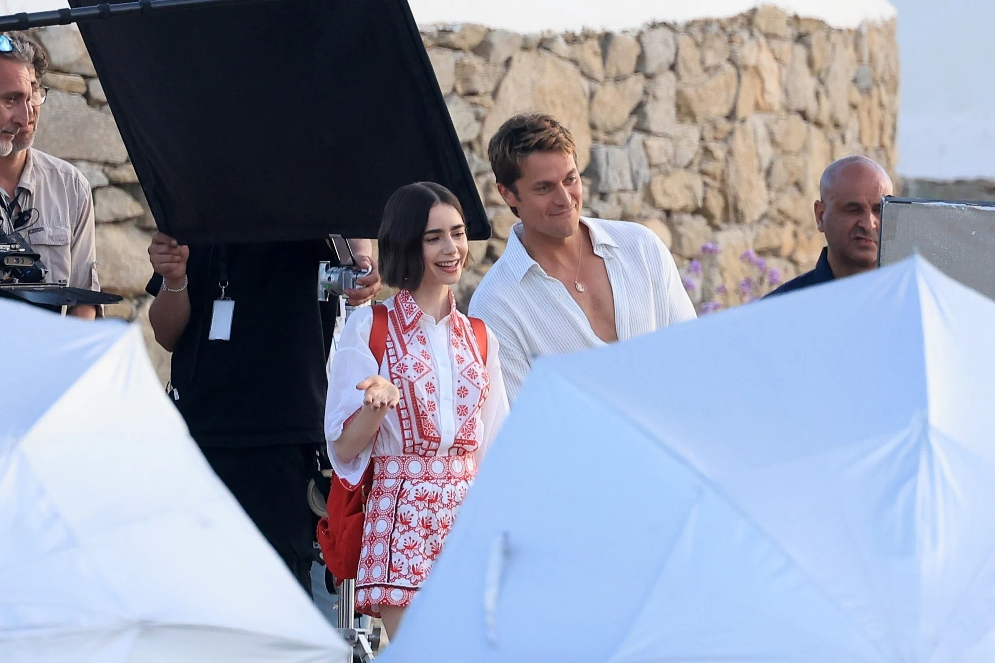 Lily Collins和Lucas Bravo 近日希腊Mykonos 剧集E