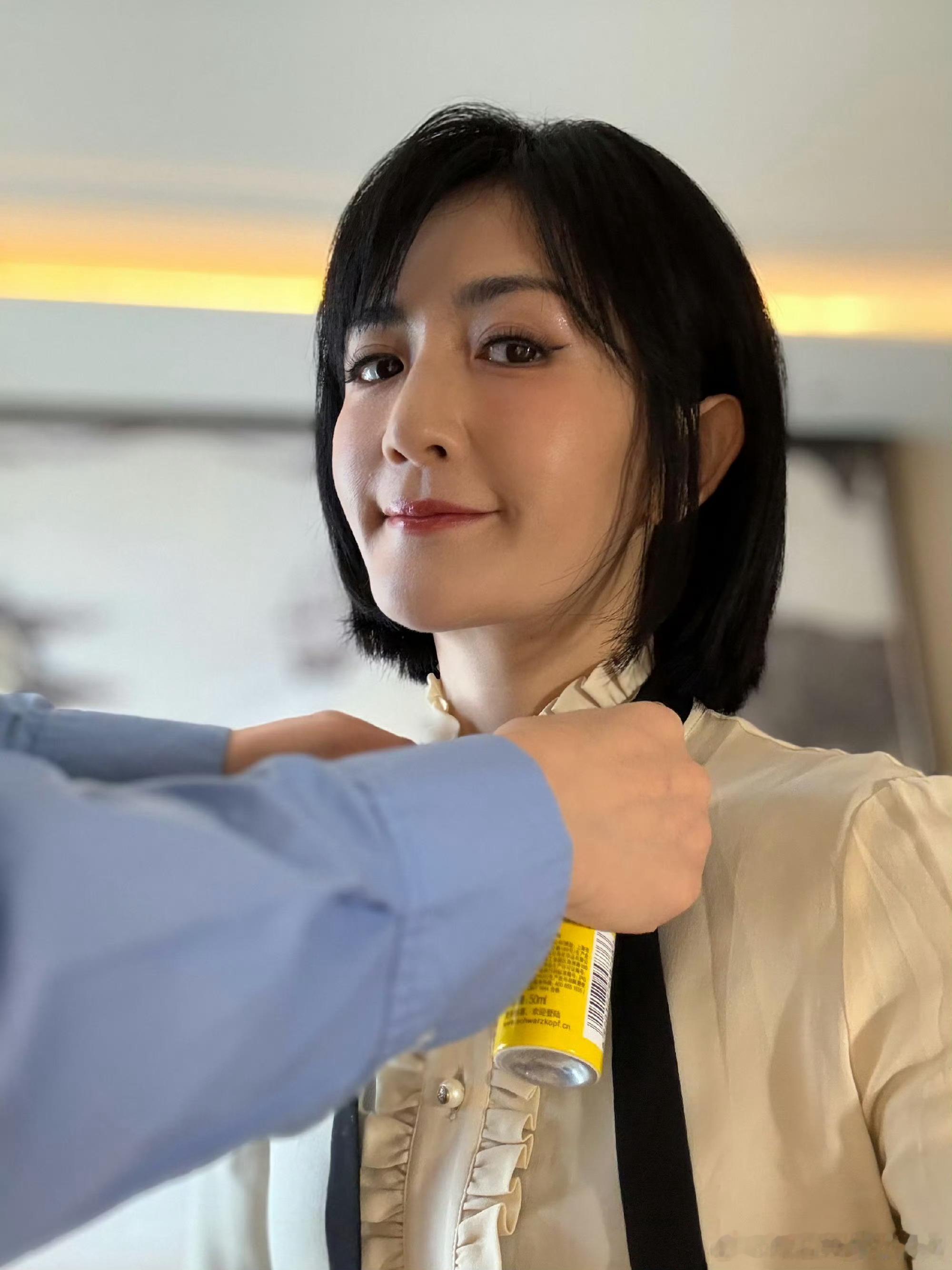 谢娜回母校啦[送花花]短发娜姐学生气十足，这放校园里分得清谁是学生[憧憬] 