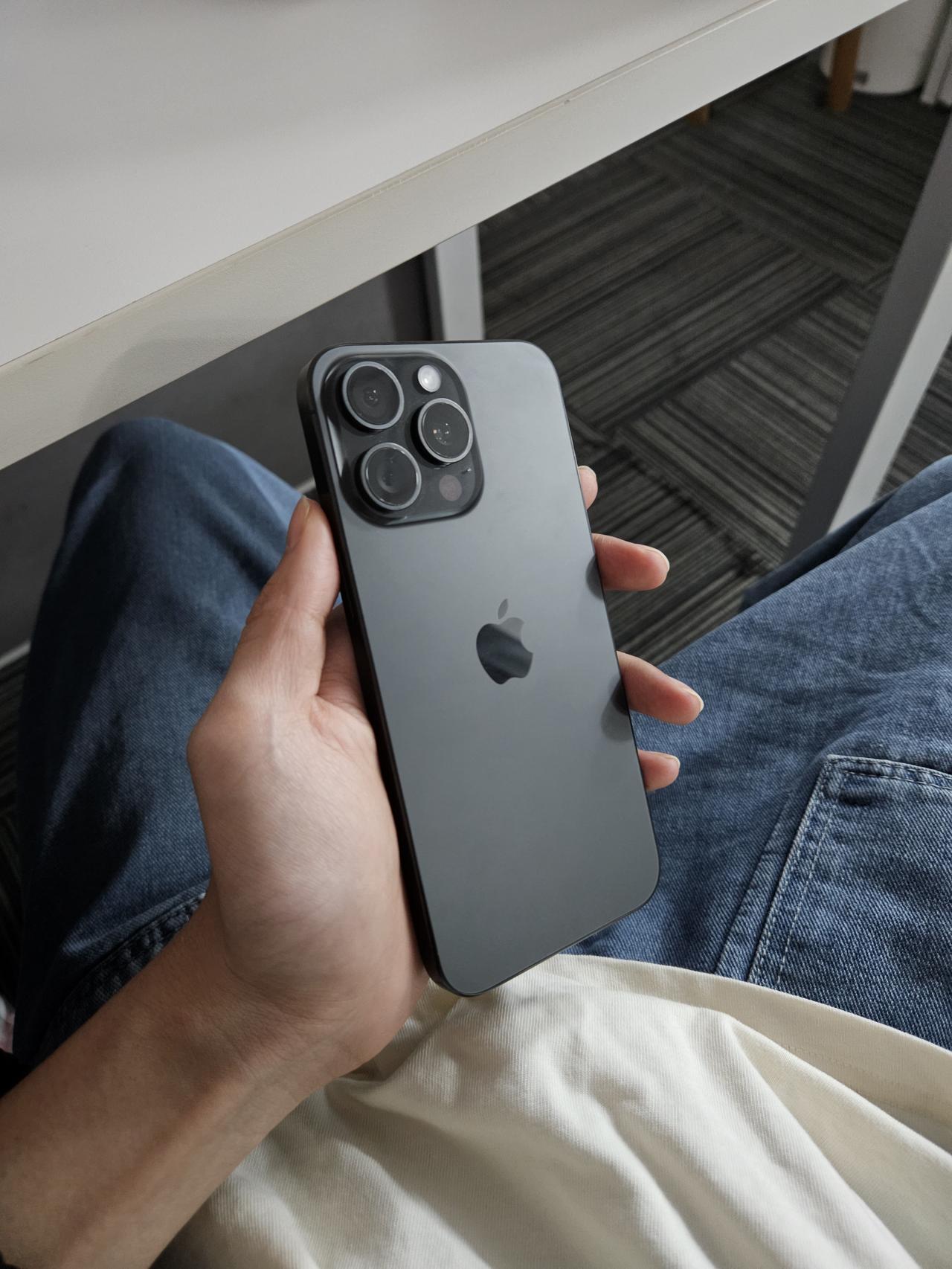 加了1000块，从朋友那里抢过来的iPhone 15 Pro Max，上手半天吐