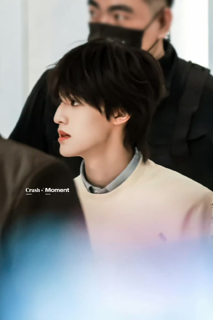 张泽禹prada活动状态张泽禹今日北京prada活动叠穿look时髦乖巧孩子好萌