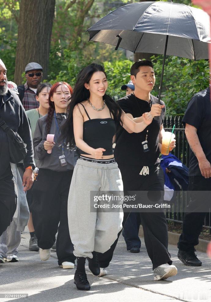 柳智敏纽约街拍一边参加顶级时尚盛典，一边赶广告拍摄，业务能力和行程都很能打。柳智