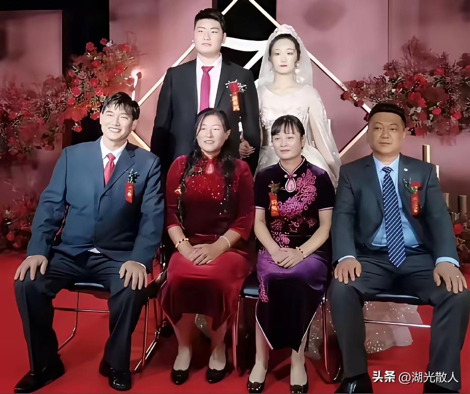 发现一个奇怪的现象，儿女亲家在一起老是喜欢分出个高低，特别是双方的妈妈，大婚那天