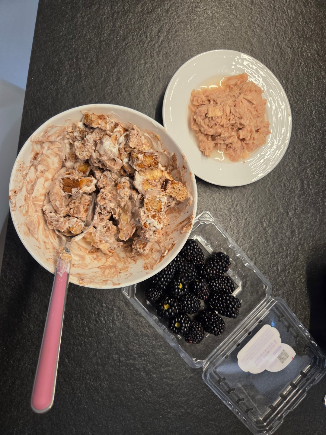 晚餐希腊酸奶  全麦面包  黑莓 香蕉 金枪鱼肉 生可可粉[赞]又解锁了一到新美