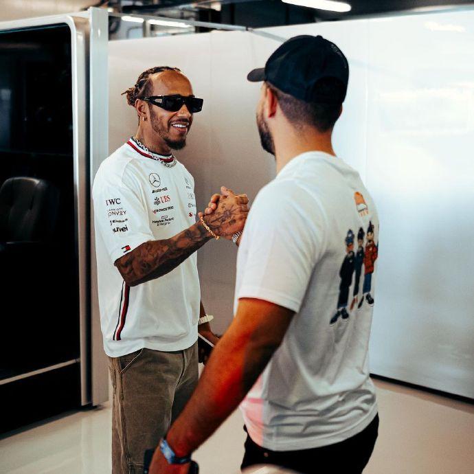 阿奎罗真会玩，真好玩，真要玩。[笑哭]几十岁的人了，还要穿连体裤，但球迷真的想要