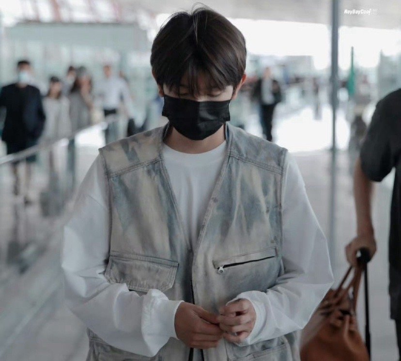 从王源晒出的照片可以明显看出，做了物理防晒的左手与没做物理防晒的右手形成了鲜明的