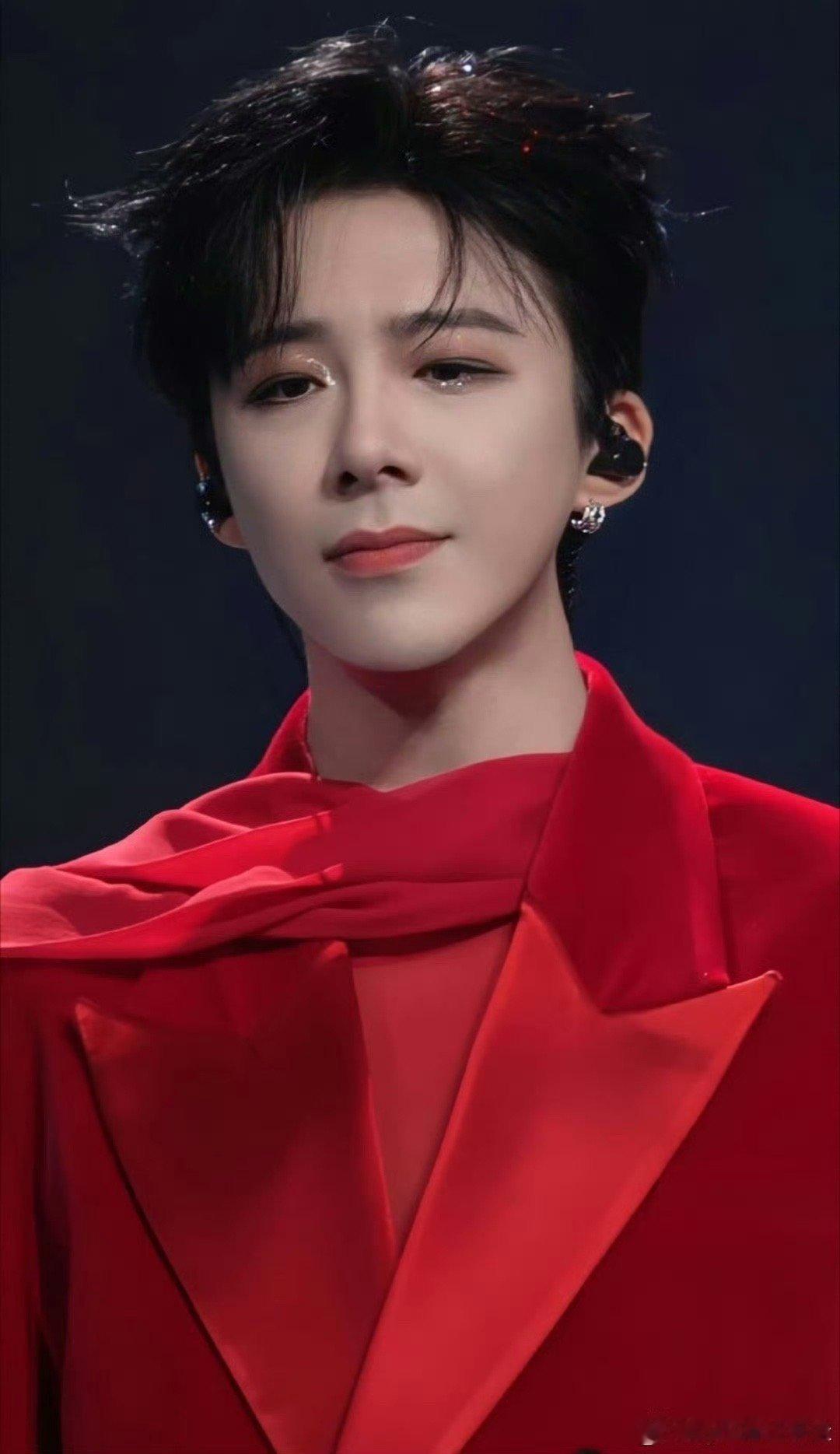 当他抚脖子那一下我以为要昏；当他害羞缩肩那一下我直接倒！他怎么能在同一个舞台同时