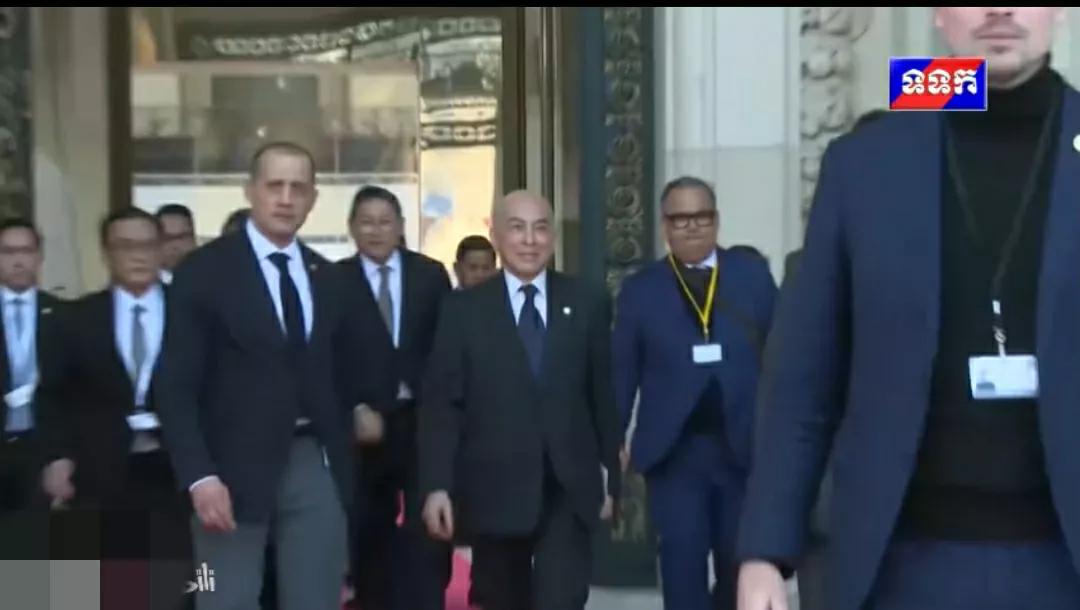 看看这张相片，十分可笑。柬埔寨那群官员紧跟着西哈莫尼国王身后，却把西哈莫尼国王的