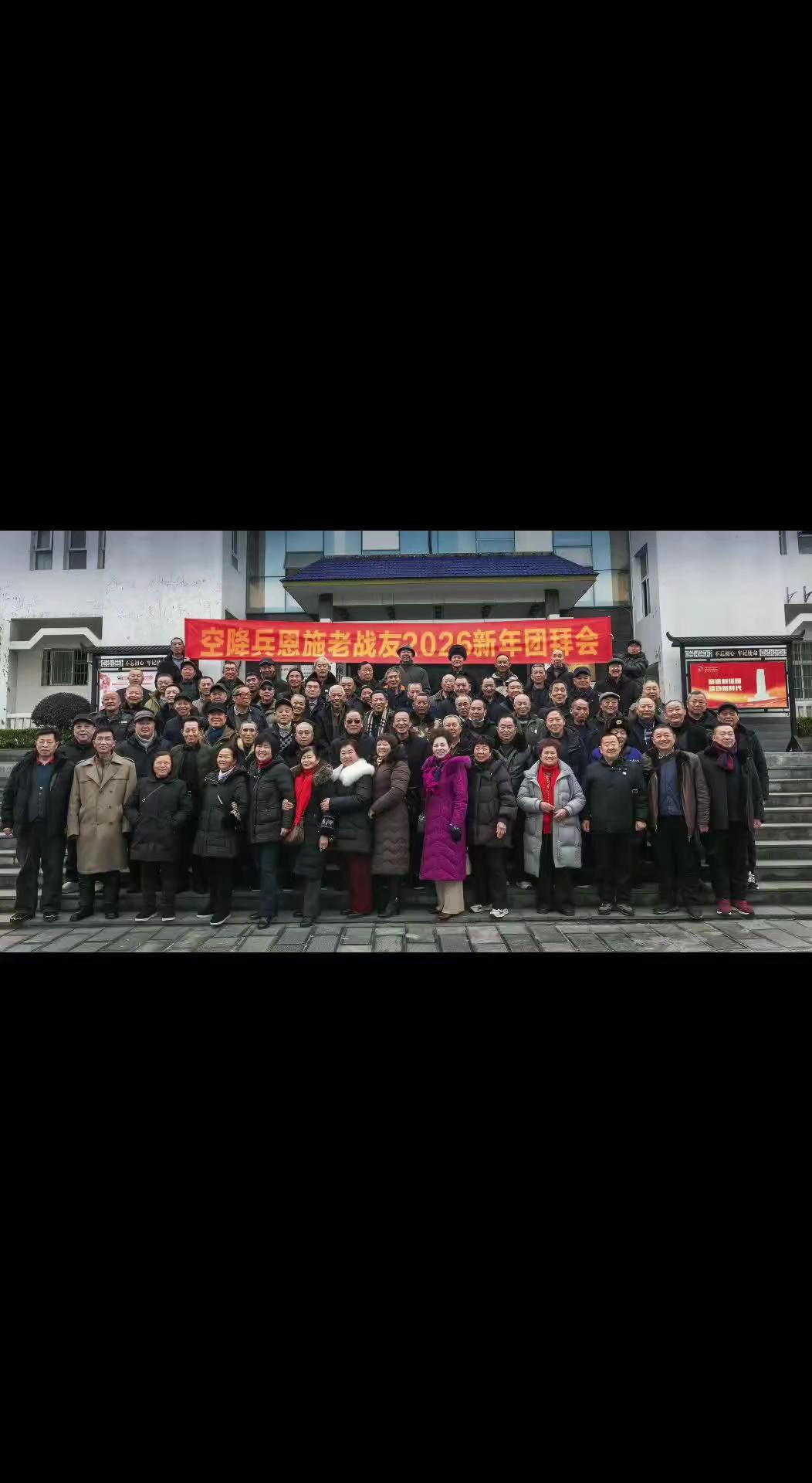 战友聚会高唱战友之歌。