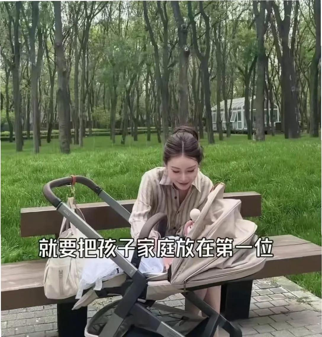 马筱梅最近晒出的遛娃照一下引来了不少讨论。画面里她穿短款上衣配热裤，两条长腿格外