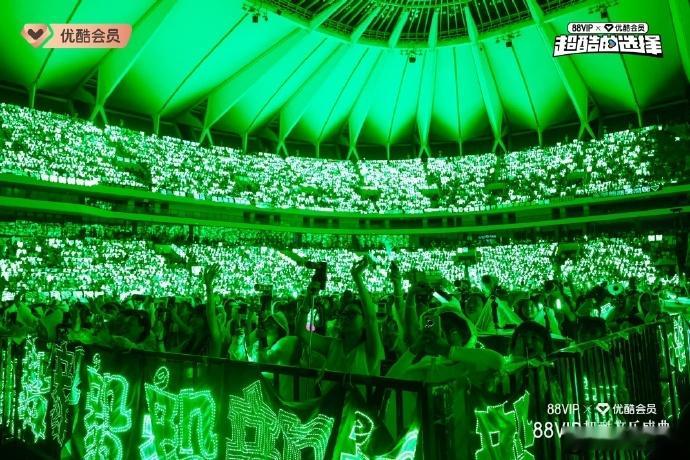 还以为成毅开演唱会了被成毅线下人气惊呆盛大磅礴的绿色灯海铺满全场，演唱会氛围感扑