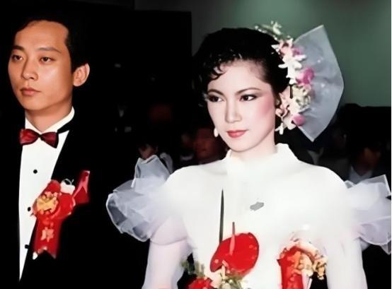 1985年，叛逃到台湾的空军飞行员萧天润和台湾美女张德芬结婚，他不光得到了台湾奖