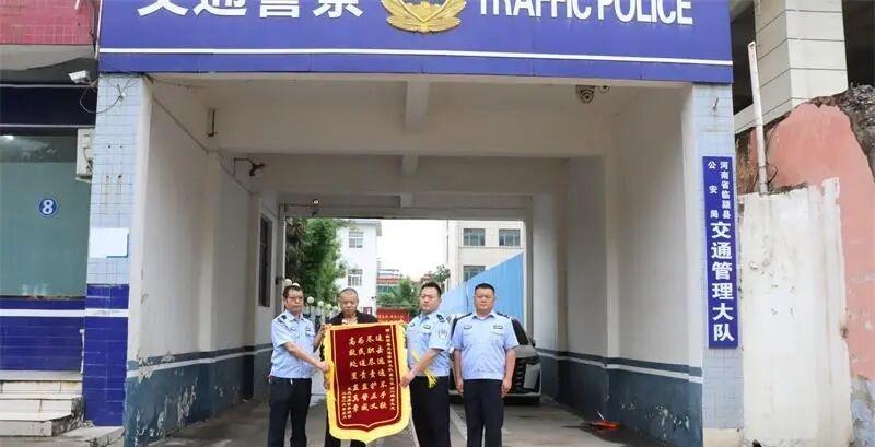 5月18日，王先生冒雨将一面锦旗送至临颍县交管大队事故中队民辅警手中，衷心感谢民