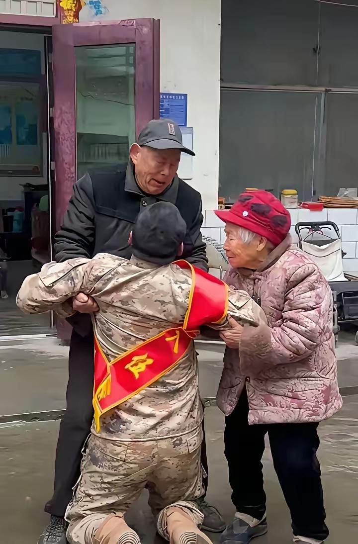 无父新兵跪别九旬爷爷奶奶：为何他哭着说怕再也见不到？
​泥泞的院坝里，穿着迷彩服