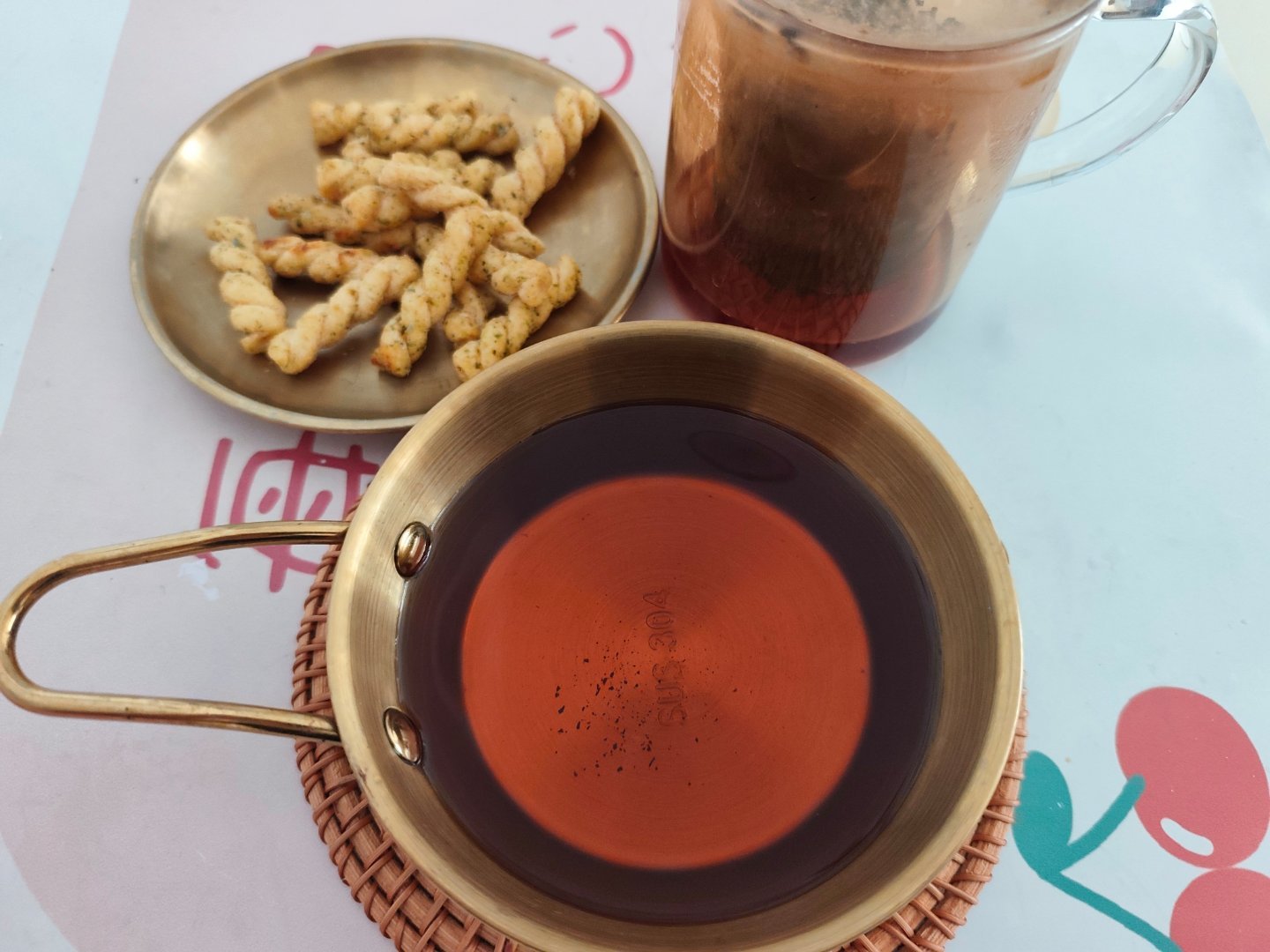 难得闲暇，一盏胎菊普洱，一碟客家零食，伴我半上午，然后做饭去。  ​​​