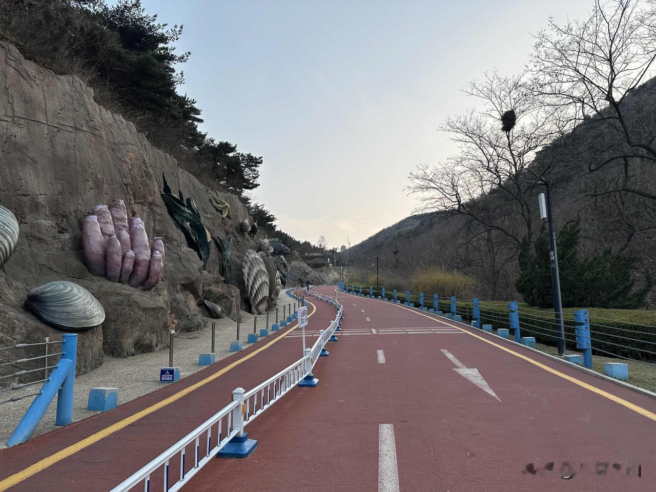 有的人，天天想着搞钱，累死累活挣点死工资，想做点副业、找个好项目，要么看不见机会