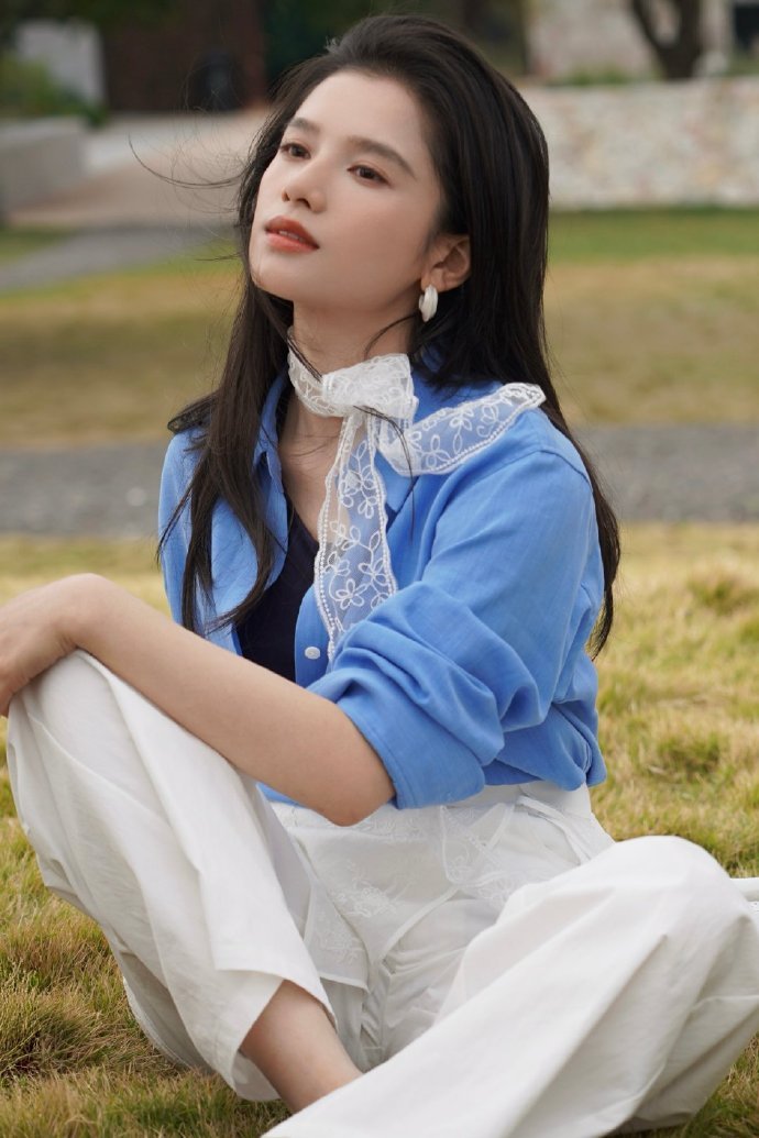 张婧仪优雅蓝调 张婧仪优雅蓝调，查收今日份美丽小仪 