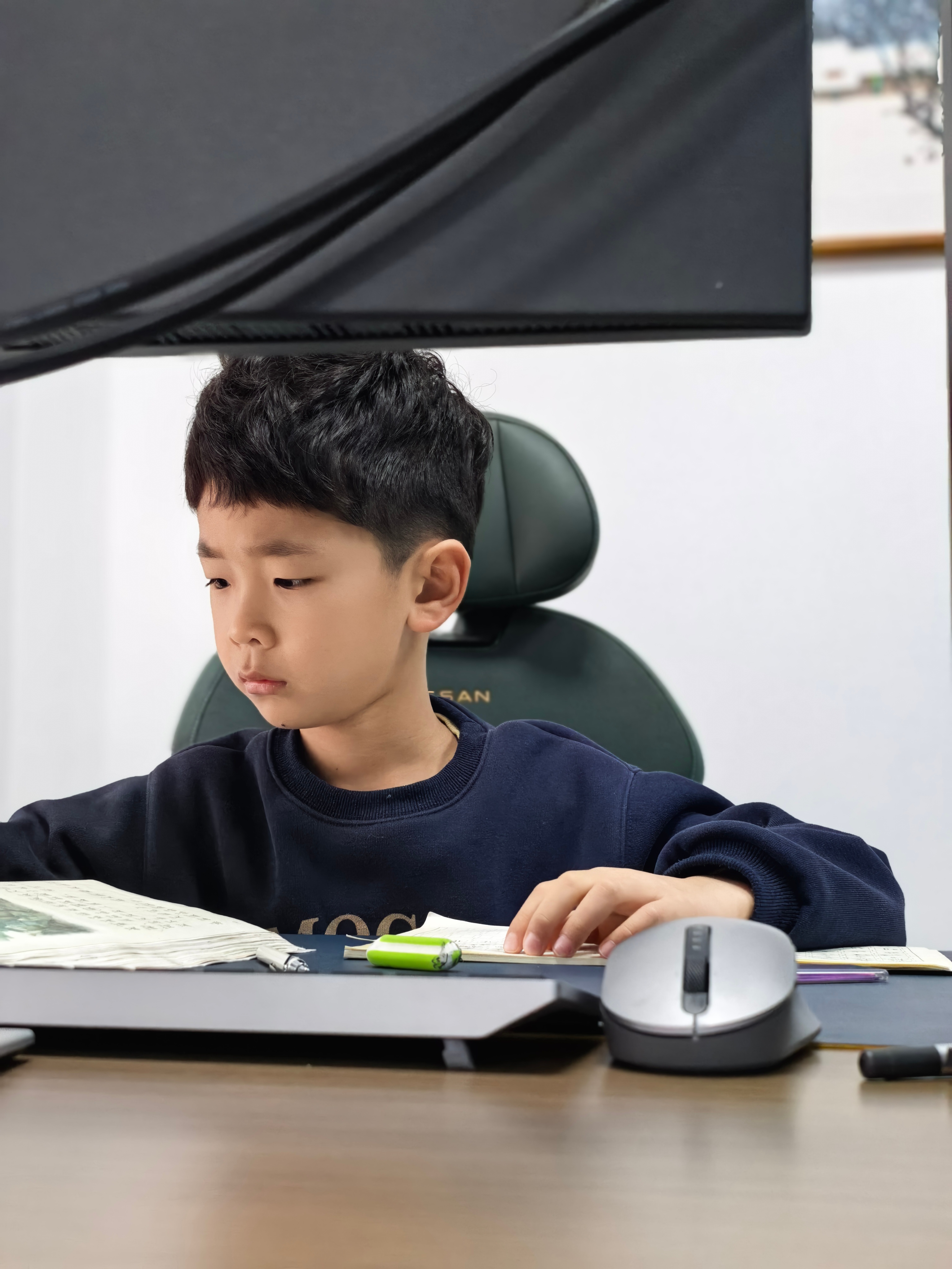 少年应该很羡慕我现在不用写作业吧就像我小时候羡慕姥姥天天礼拜天 