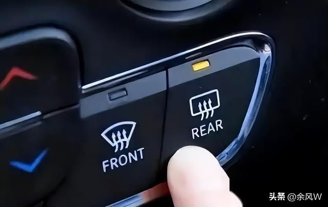 当初选手动挡，其实没那么多情怀，就是实在。第一，同配置比自动挡便宜一万多，对普通