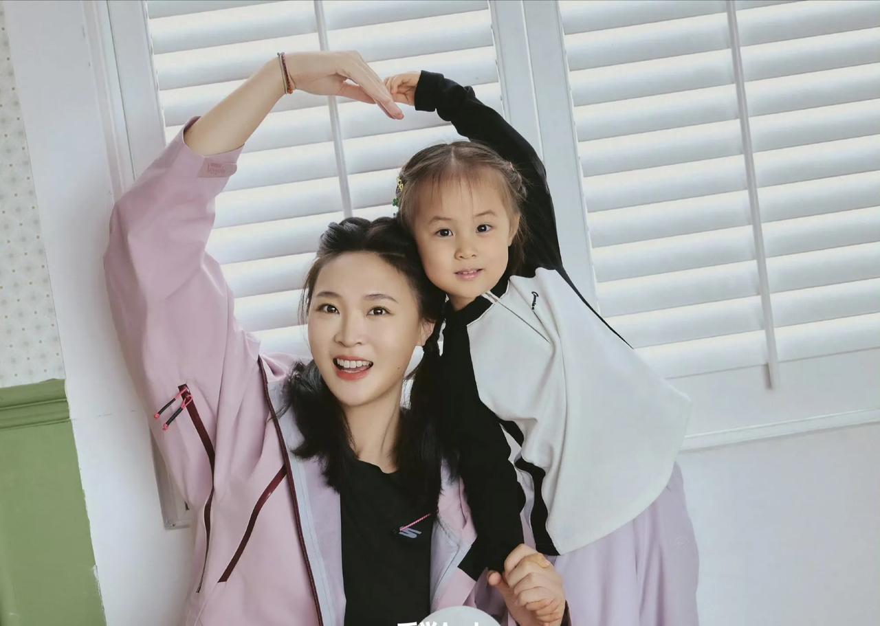 照片中的母女俩人亲密互动的样子好温馨，好幸福啊！妈妈长相甜美，气质温婉柔美。拥有