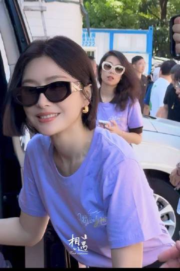 秦岚新剧先离后爱今天开机的《闪耀如她》，秦岚化身职场女强人沈真，与前夫之间的爱恨