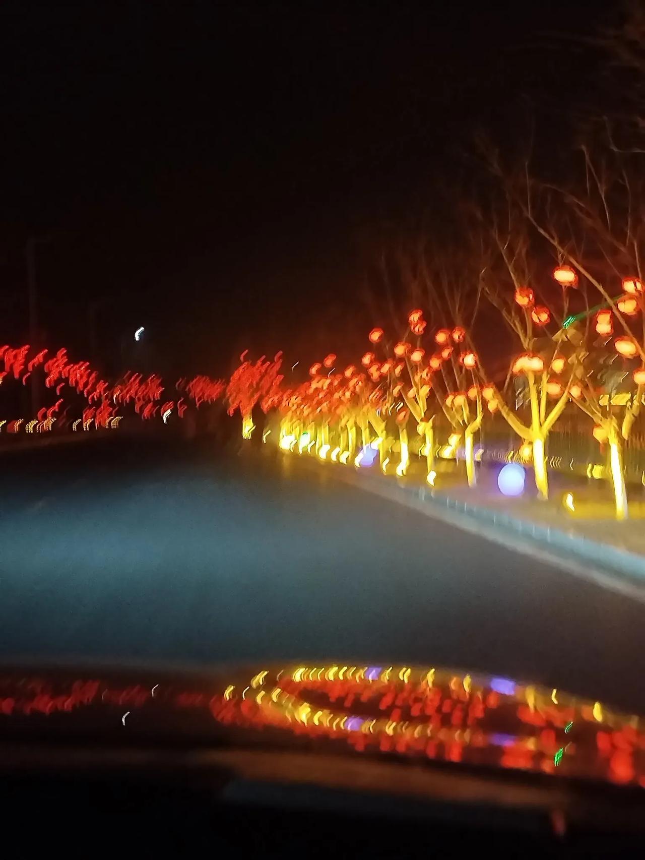 孤独也是如此，昨日欢聚的场景还历历在目，但屋子里的冷清又时刻提醒你，
那些已经都