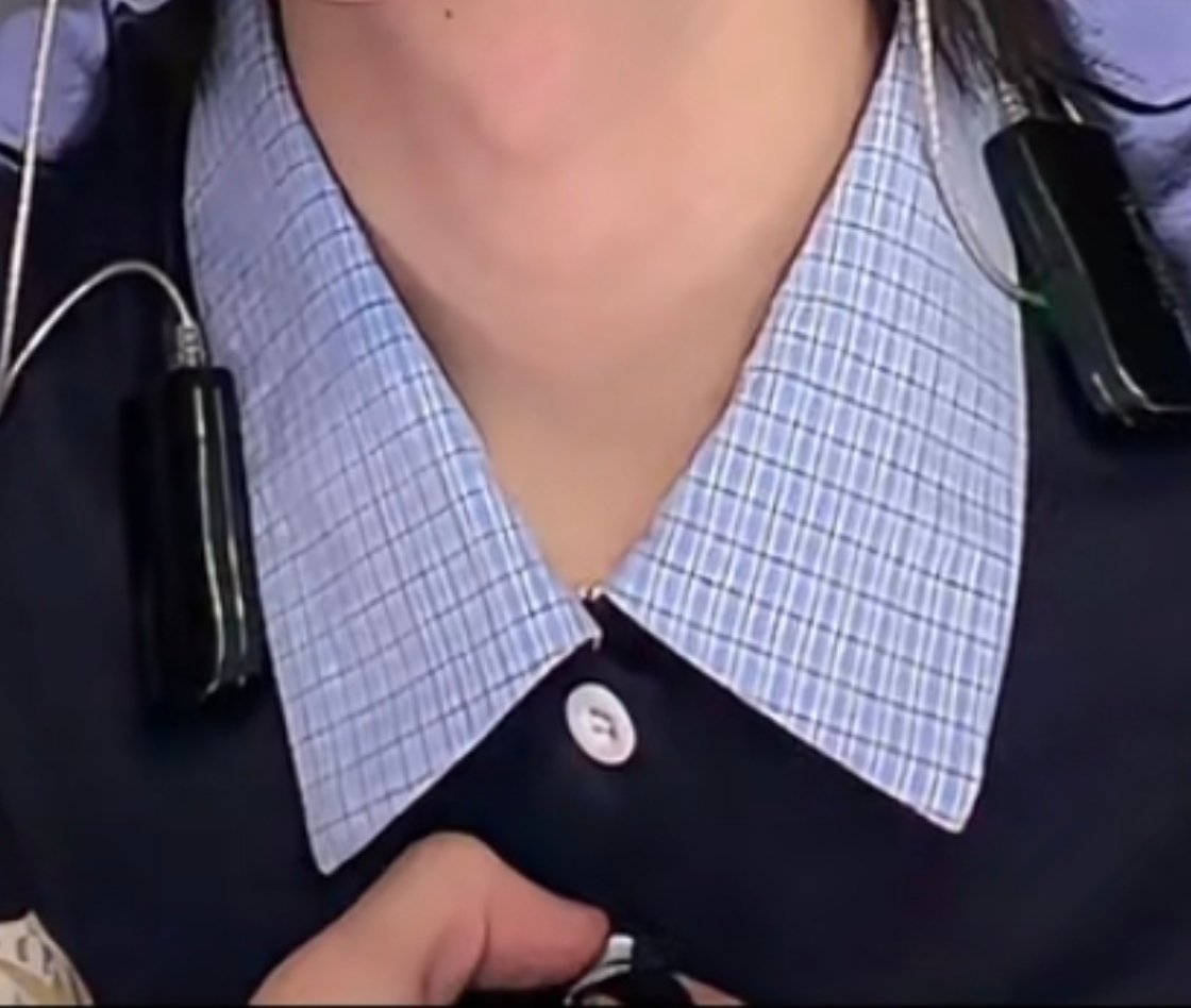 他真的很有勇气，他在说这句话的时候手指一直扣着衣服扣子，说明他真的在纠结在下定决