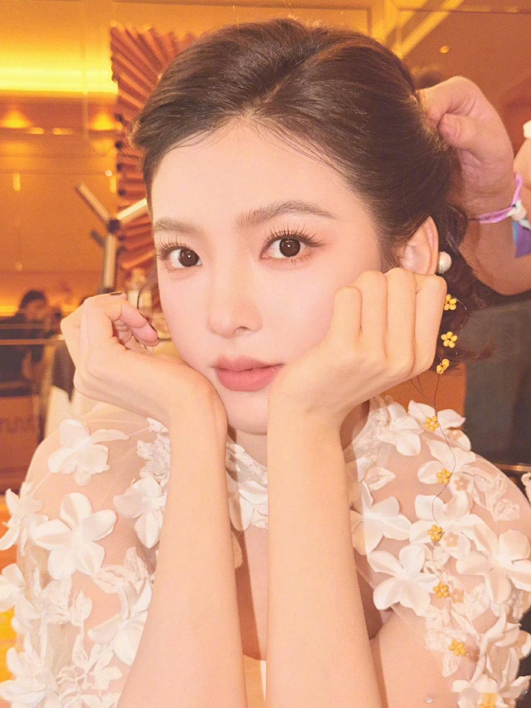 杨单给章若楠化的气质千金妆  晒给化的气质千金妆，白月光的氛围感拿捏了，超美超美