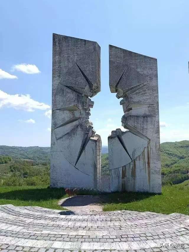 欧洲火药桶再冒烟！武契奇发出警告，本是同根生，看着让人心酸
 
武契奇公开警示：