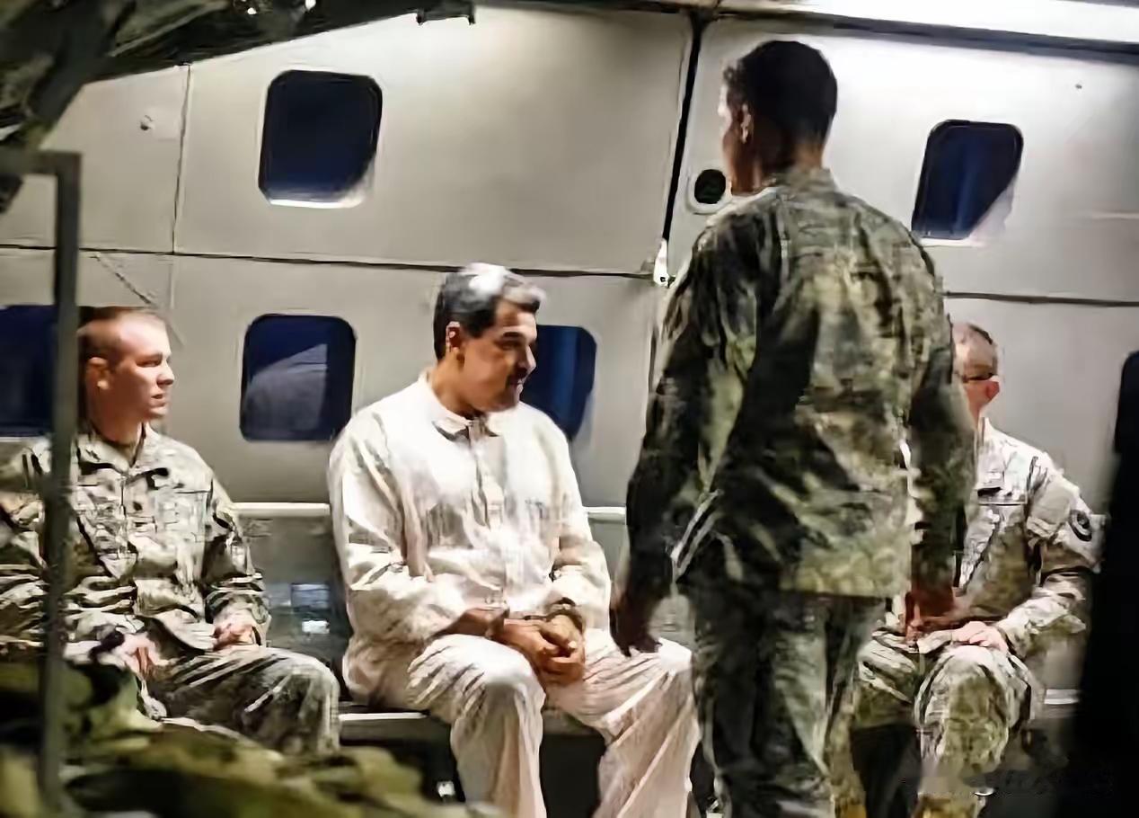 现在网上很多大侄子们跟美国叫好。
他们认为，美国还是很伟大的。
没有费吹灰之力就