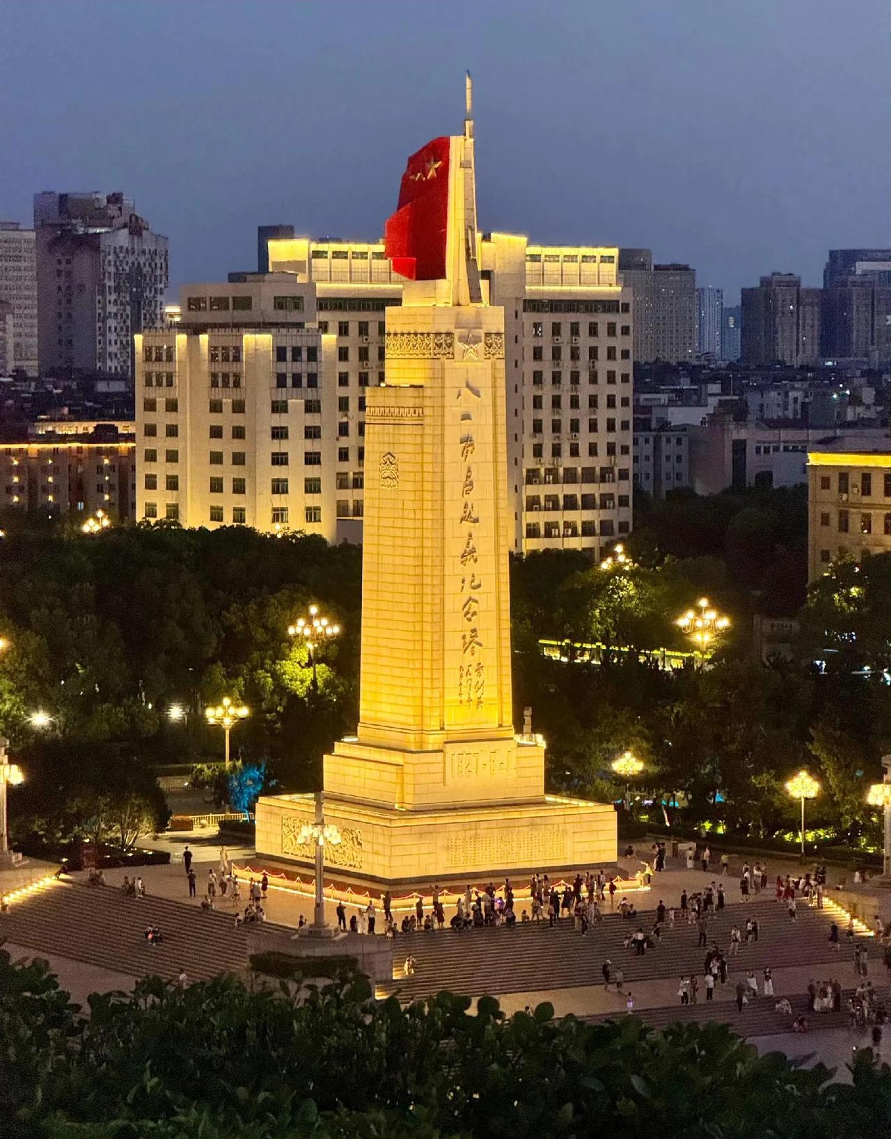 建军十年，投身抗日战场。建军二十年，开启了战略反攻。建军三十年，打赢了抗美援朝战
