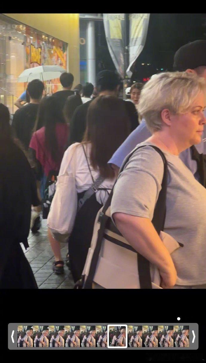 明洞街偶遇王安宇博主问了好几遍是不是真的是他，老王哥温柔的说“我真的是”。果然，