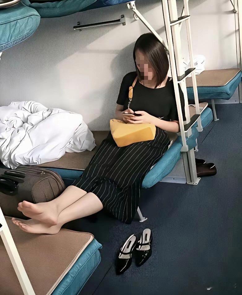 上个厕所，我的位置就被她脚怎么放，这样好吗？