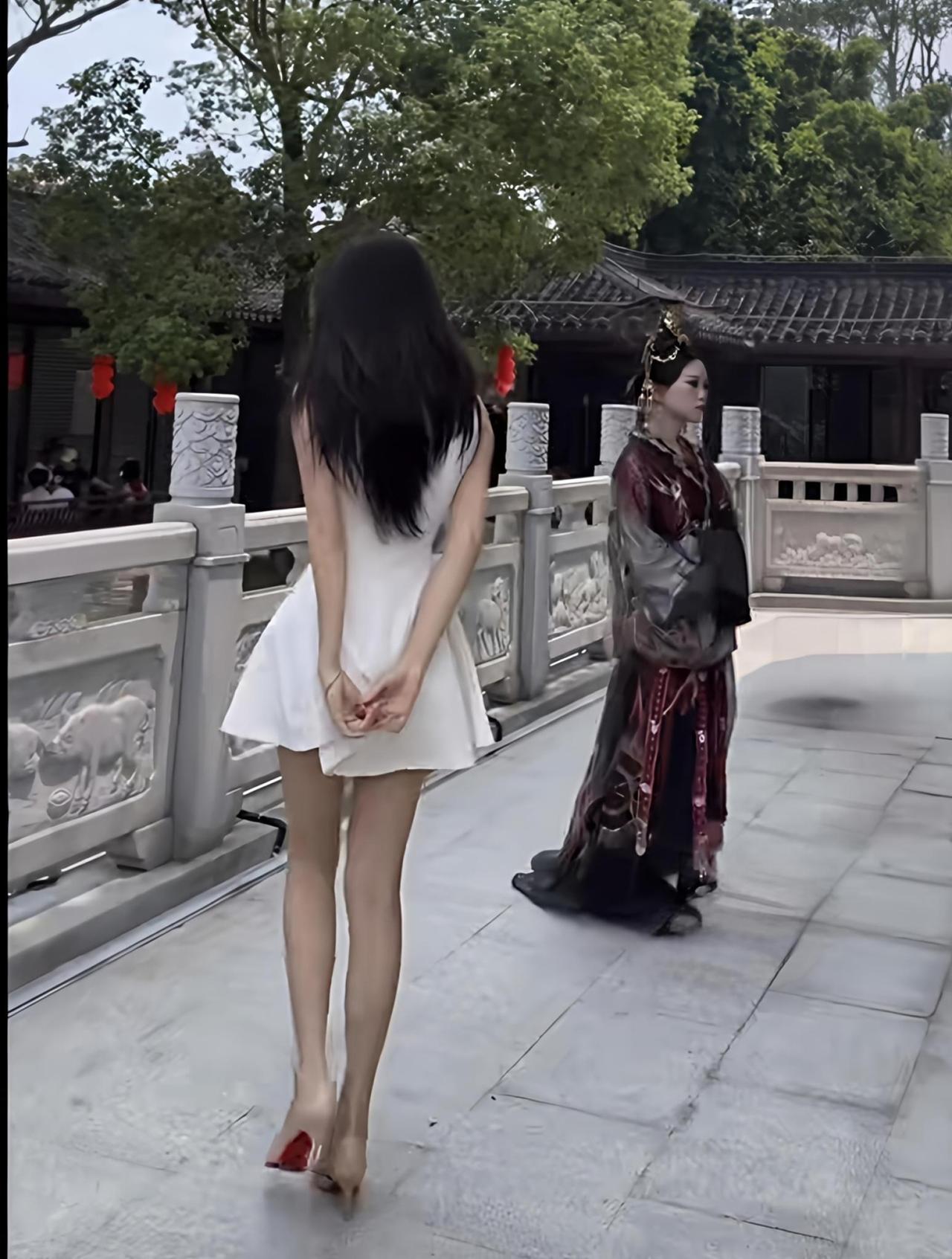 分享美女穿搭服饰如果非得要给这张摄影作品起个名字，你会怎么说？