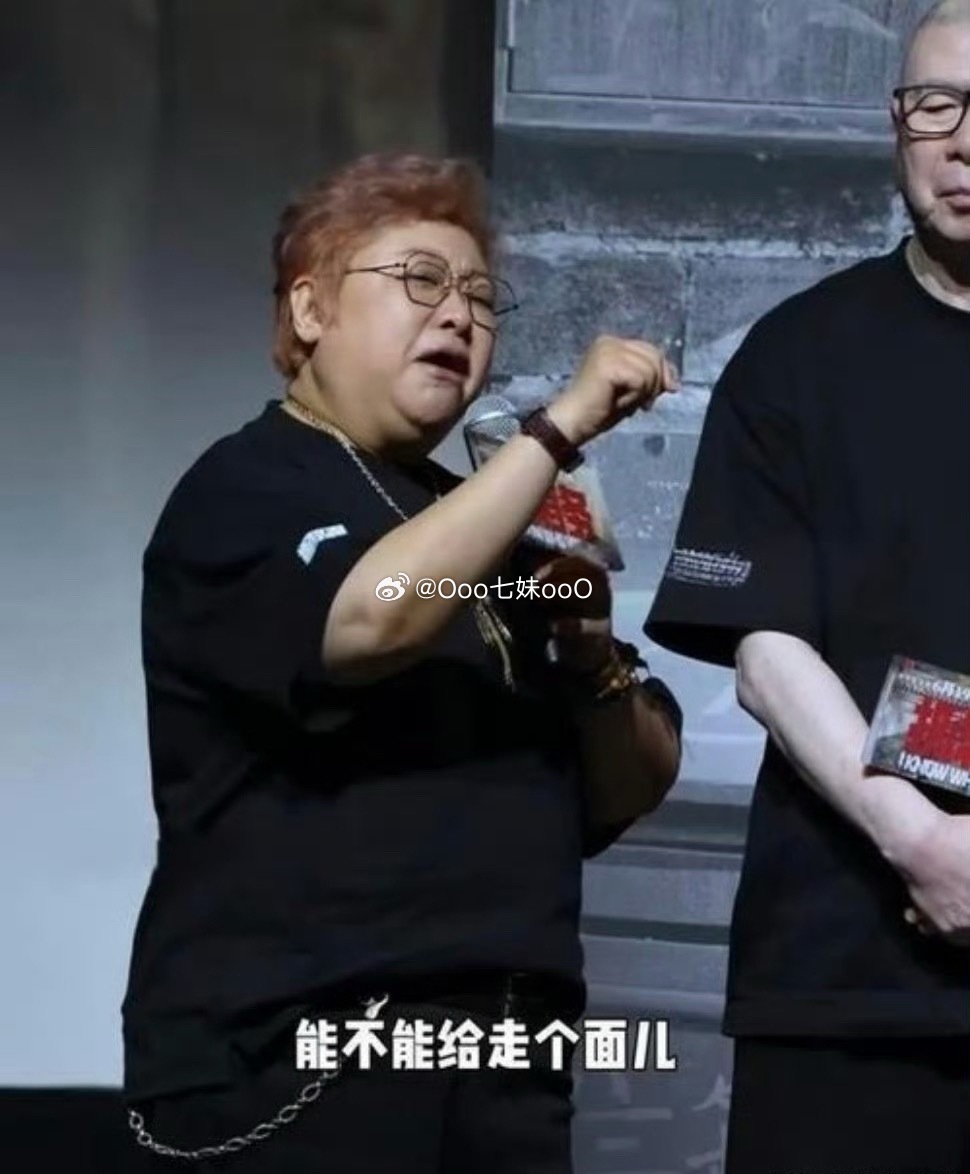 冯小刚宣发被批绑架观众冯小刚之前教育观众，我只能说我不是北京的，我不配…🥲 