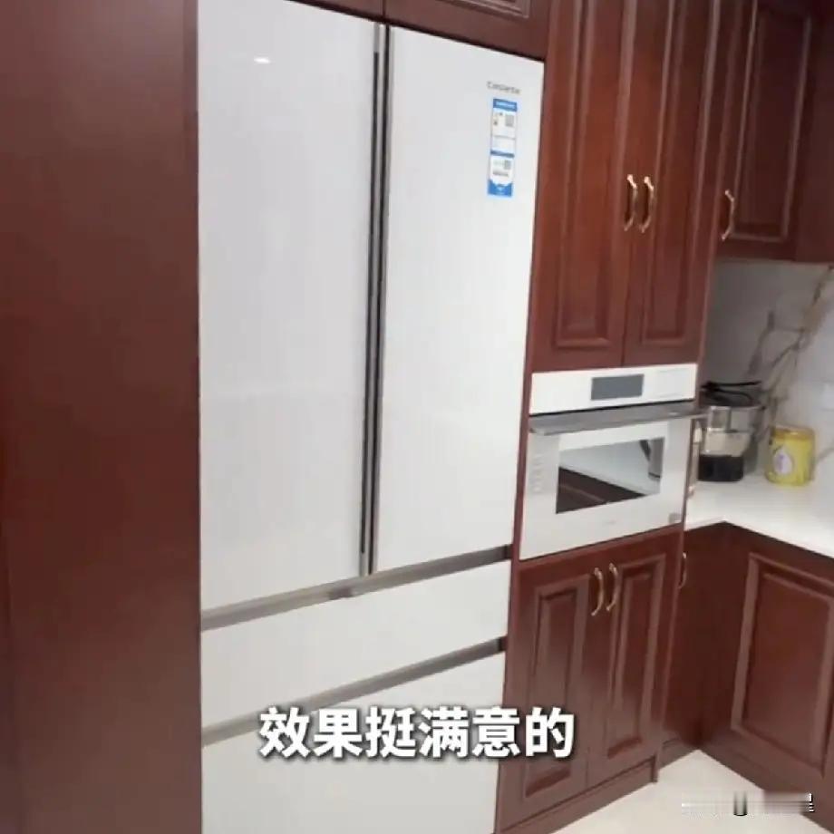 女子豪掷 50 万装 210 平豪宅，晒图却被嘲“像公司前台”：这哪是家，分明是