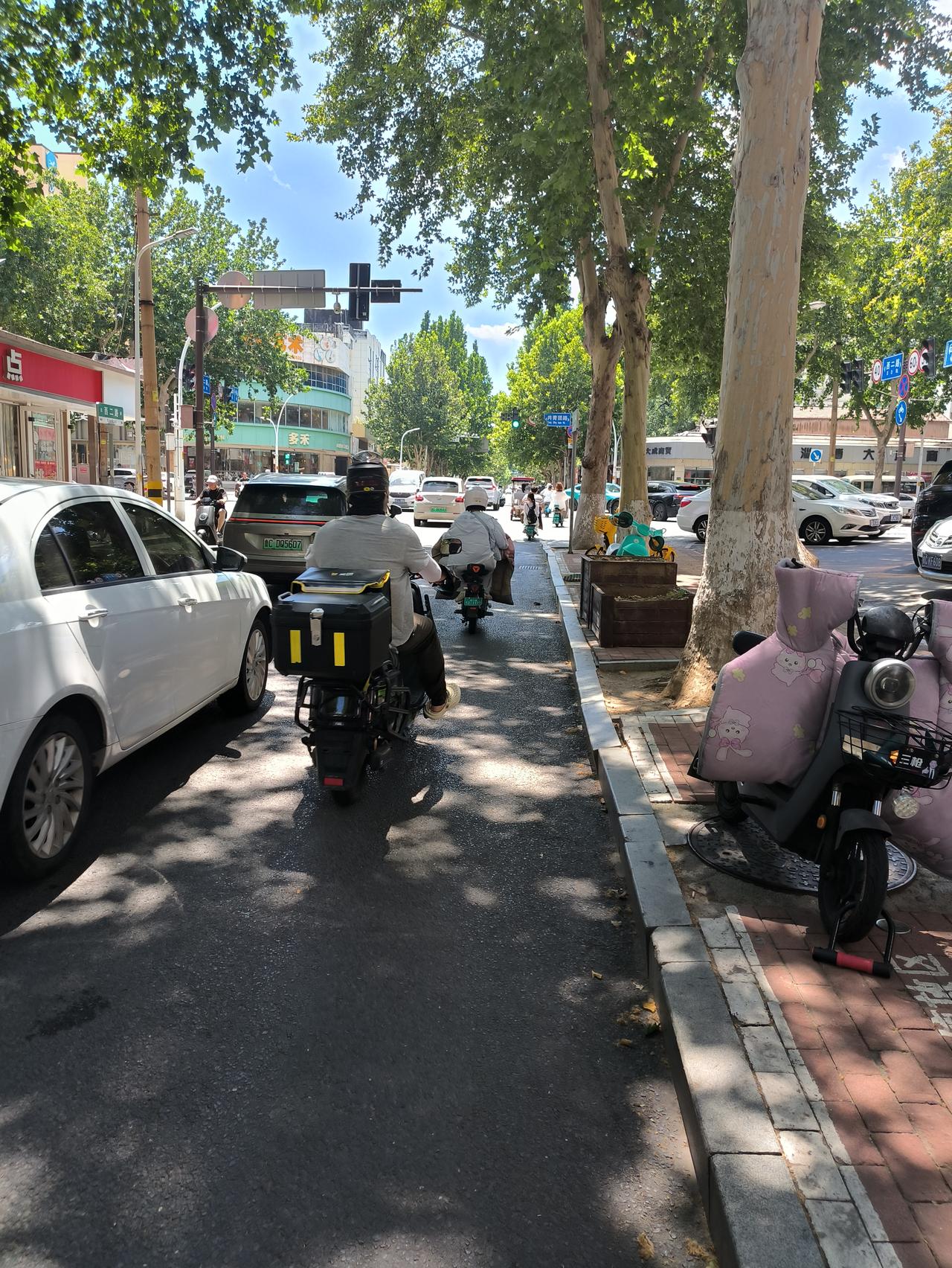 淄博张店西二路为什么不进行慢行一体化改造？
西二路是老城区一条最窄，但是客流量却