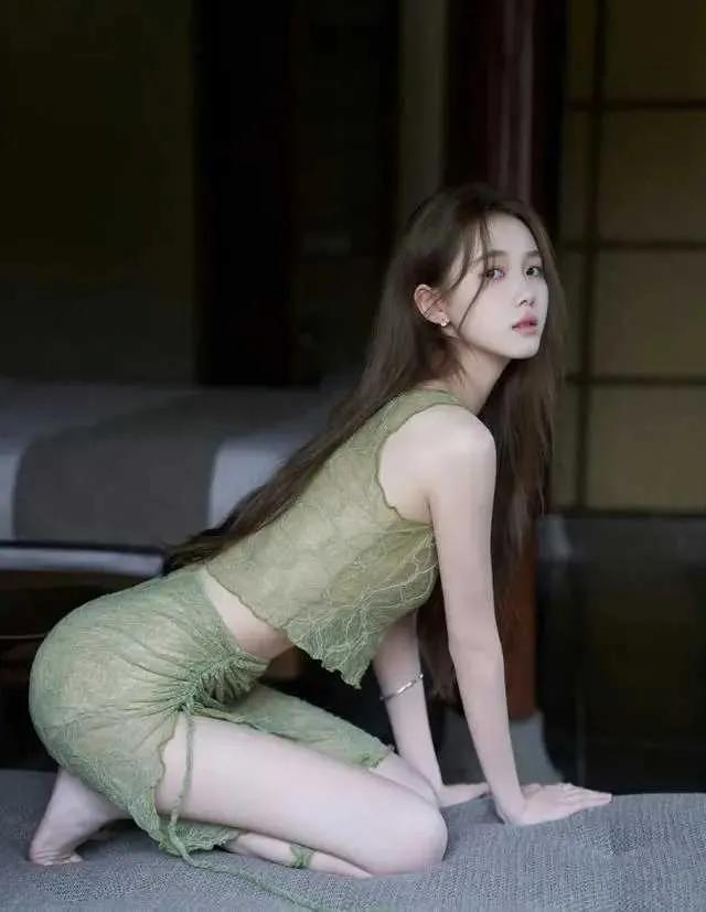 清透绿纱衬柔骨，一眼心动的氛围感美人！