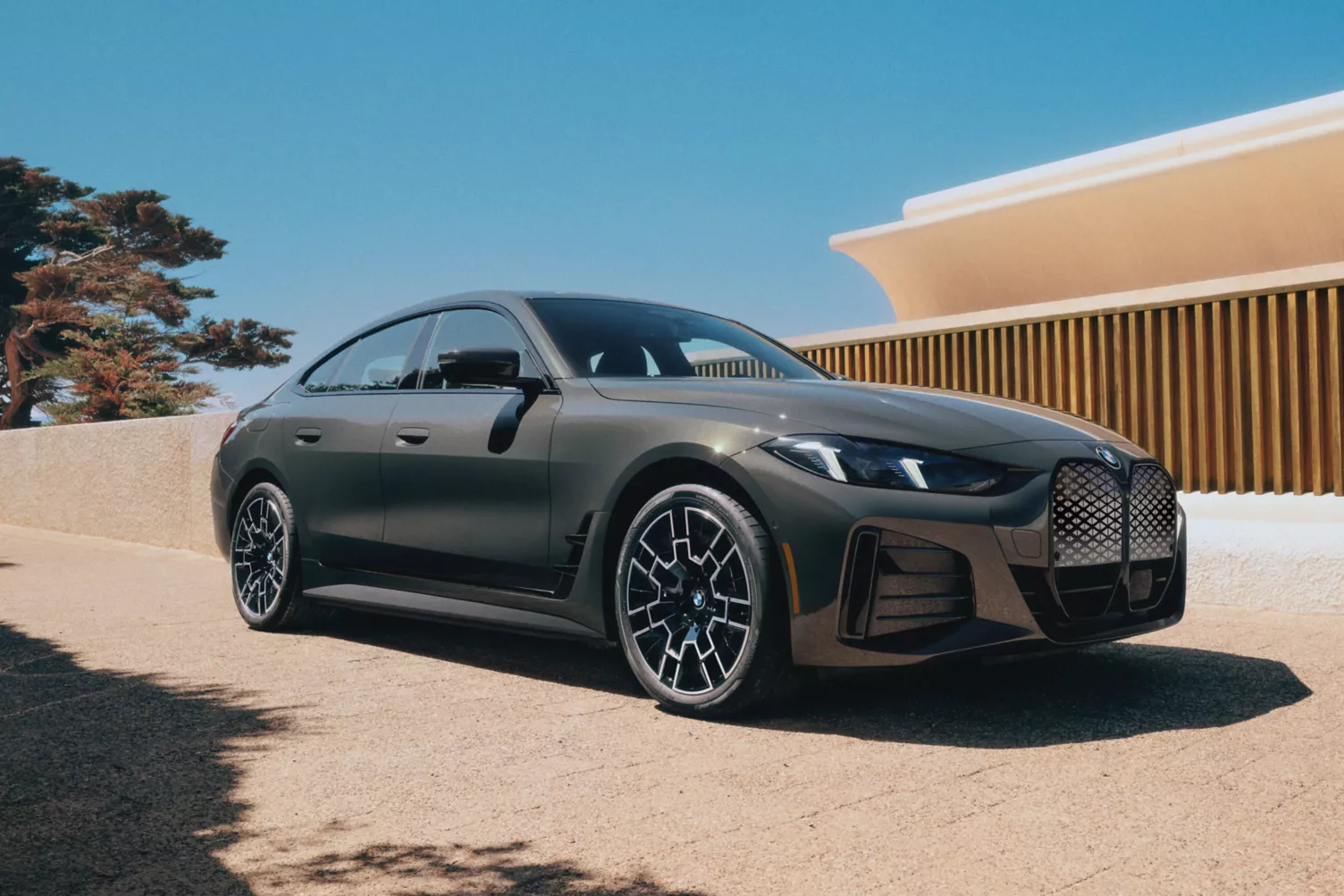 宝马将开发新一代4系电动轿跑  近日，宝马集团研发与工程负责人表示，将基于全新纯