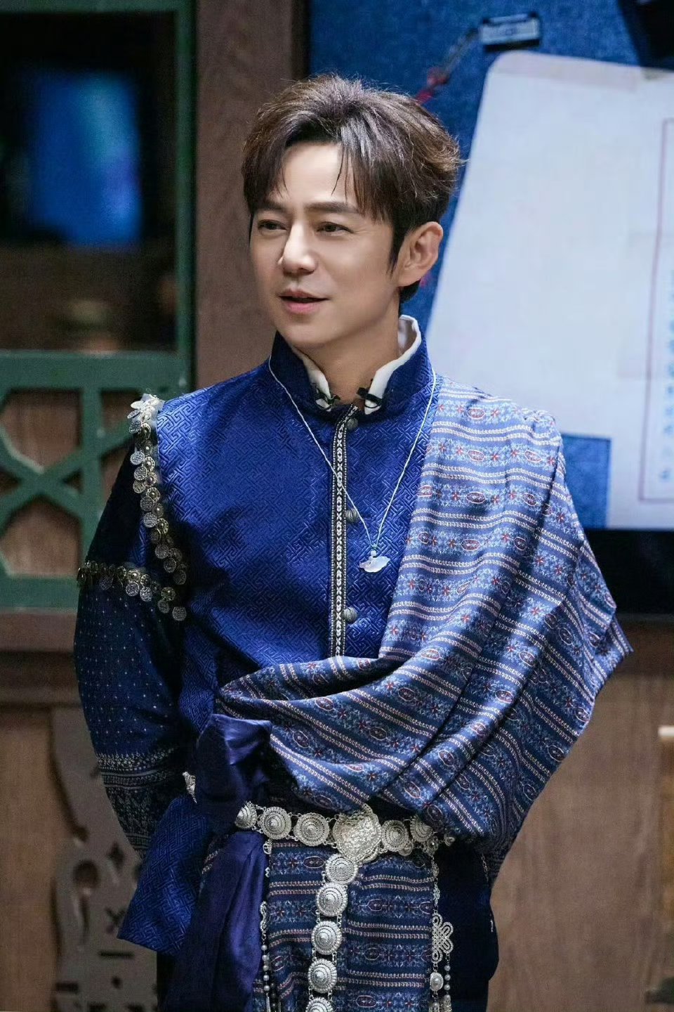 何老师从古代就开始劝学了大侦探大侦探里何炅化身古代书生还不忘劝学，大张伟拍个脸都