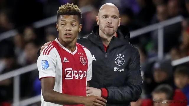 内雷斯（David Neres）：“滕哈格曾经抱怨过我的头发，我告诉他照顾好自己