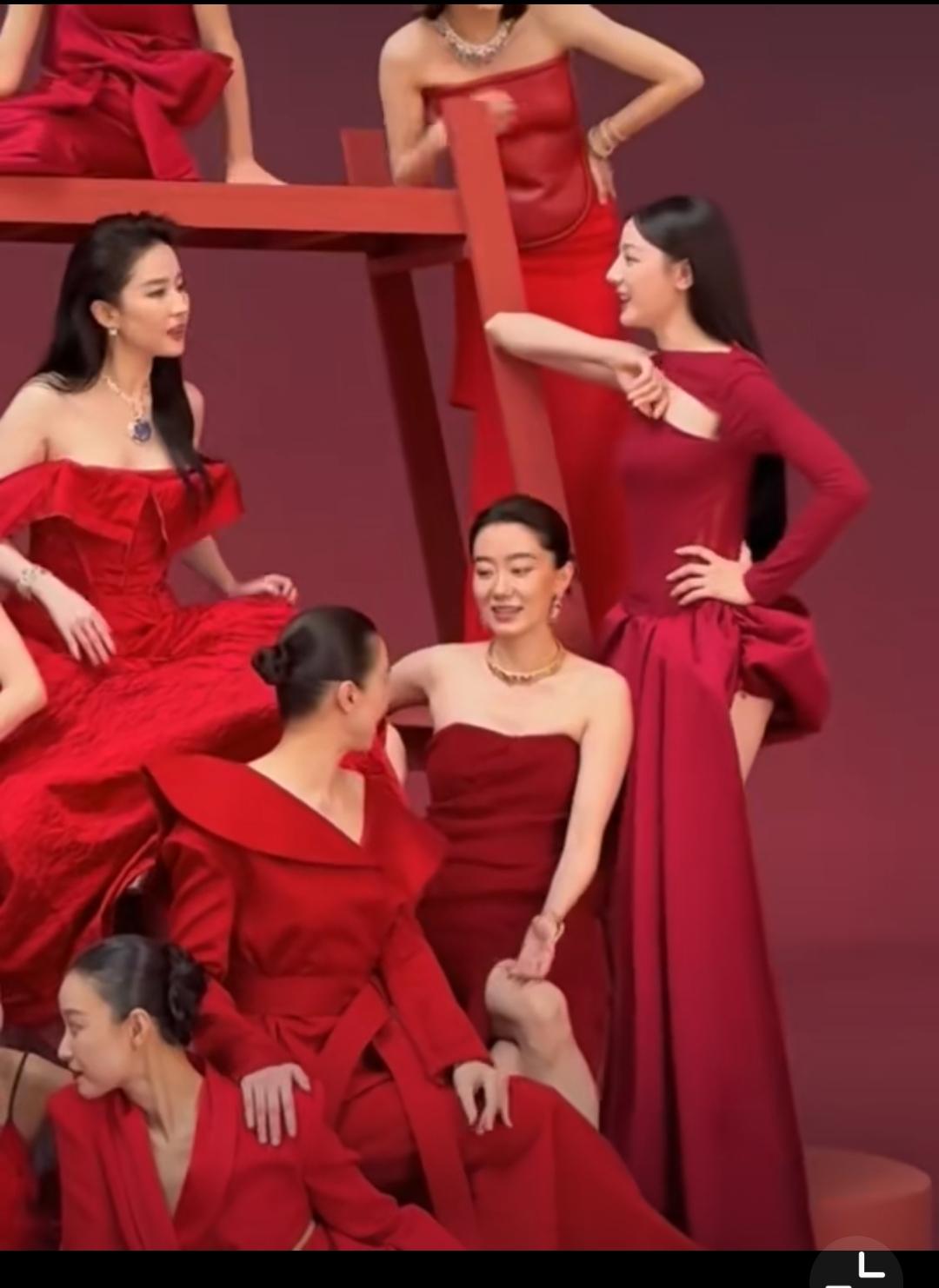 救命！刘亦菲迪丽热巴同框热聊的画面也太绝了吧！两大神颜凑一块儿，光站着就像在拍画
