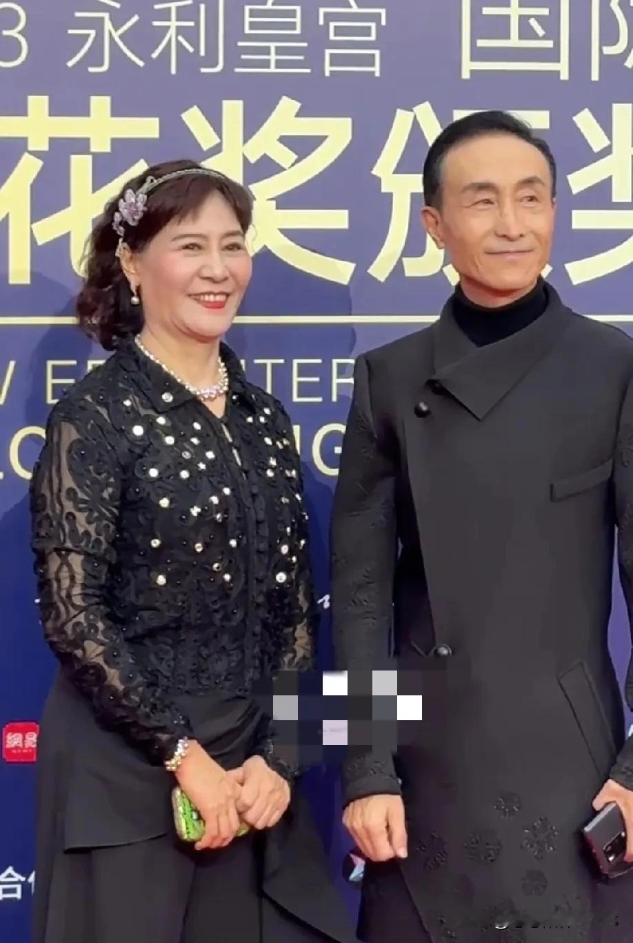 巩汉林与金珠乃是夫妻关系，之前还以为仅仅是工作伙伴呢！竟然都未曾发觉两人相差11