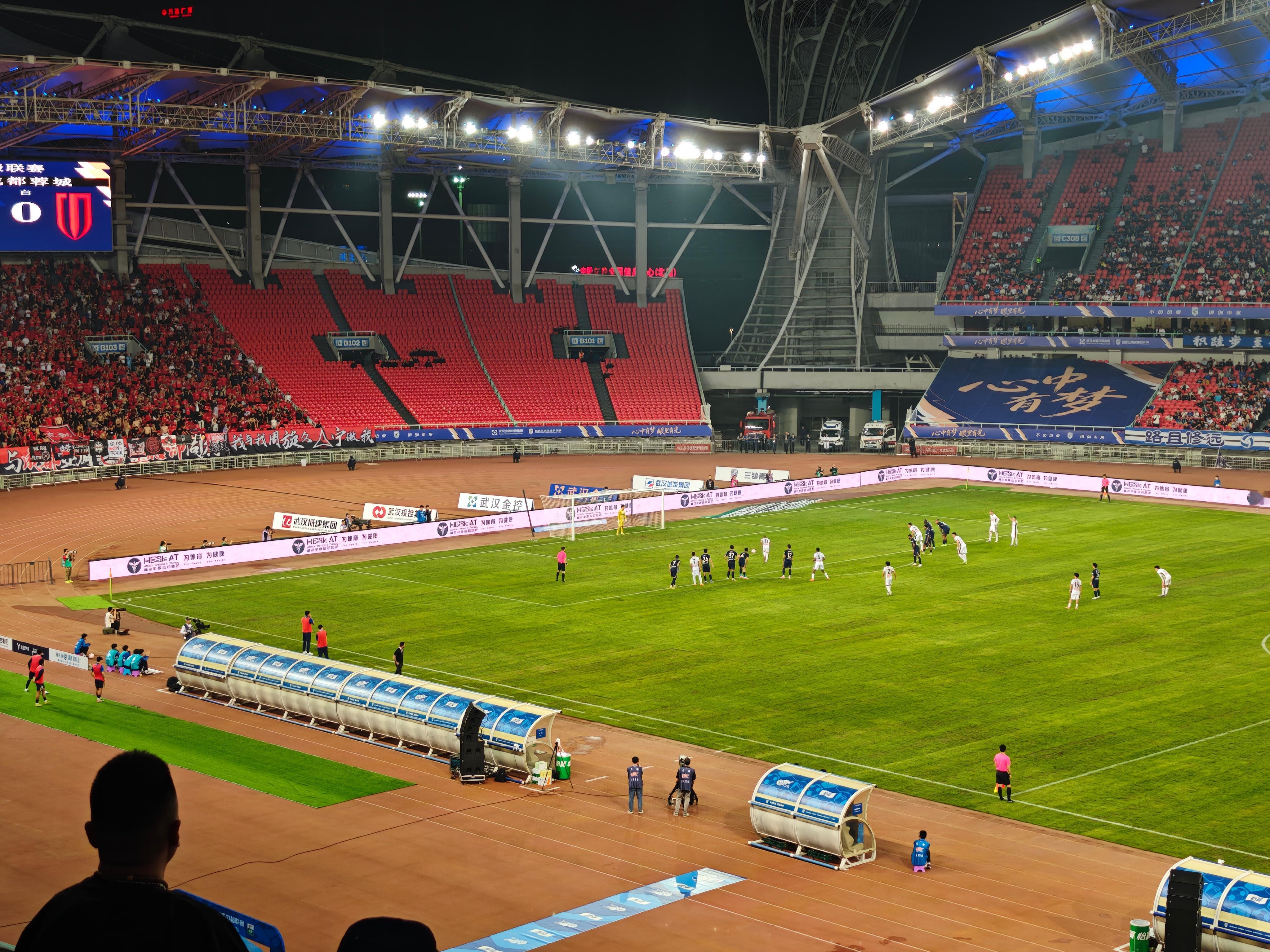 年轻人买单了！王康禁区内犯规，被判点球，席尔瓦点球命中！三镇0比1落后成都！武汉