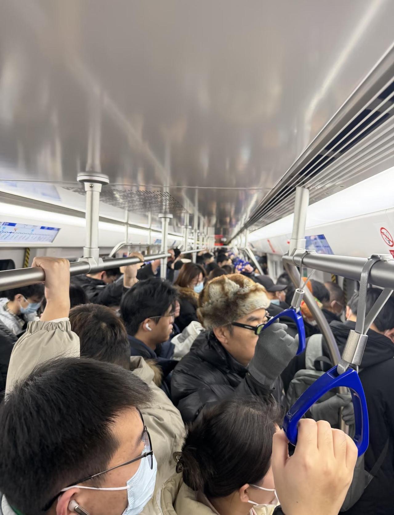 济南地铁新线开通的首个工作日，8:00左右
山东 济南 拥挤的地铁高峰 地铁 上