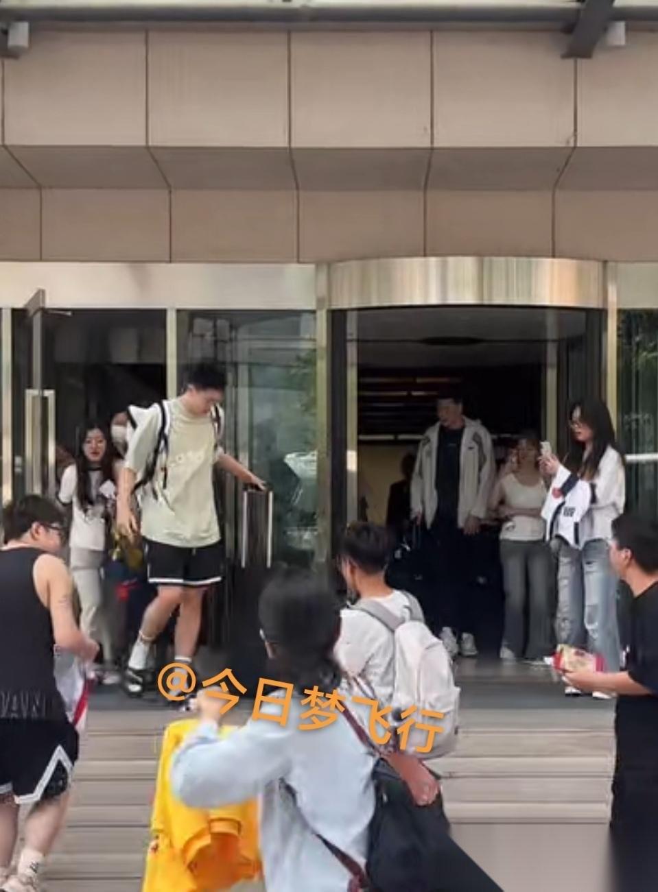 广东队启程返粤，休赛期人员应有重大调整！头条作者梦飞行报道：这支老牌劲旅收拾好行