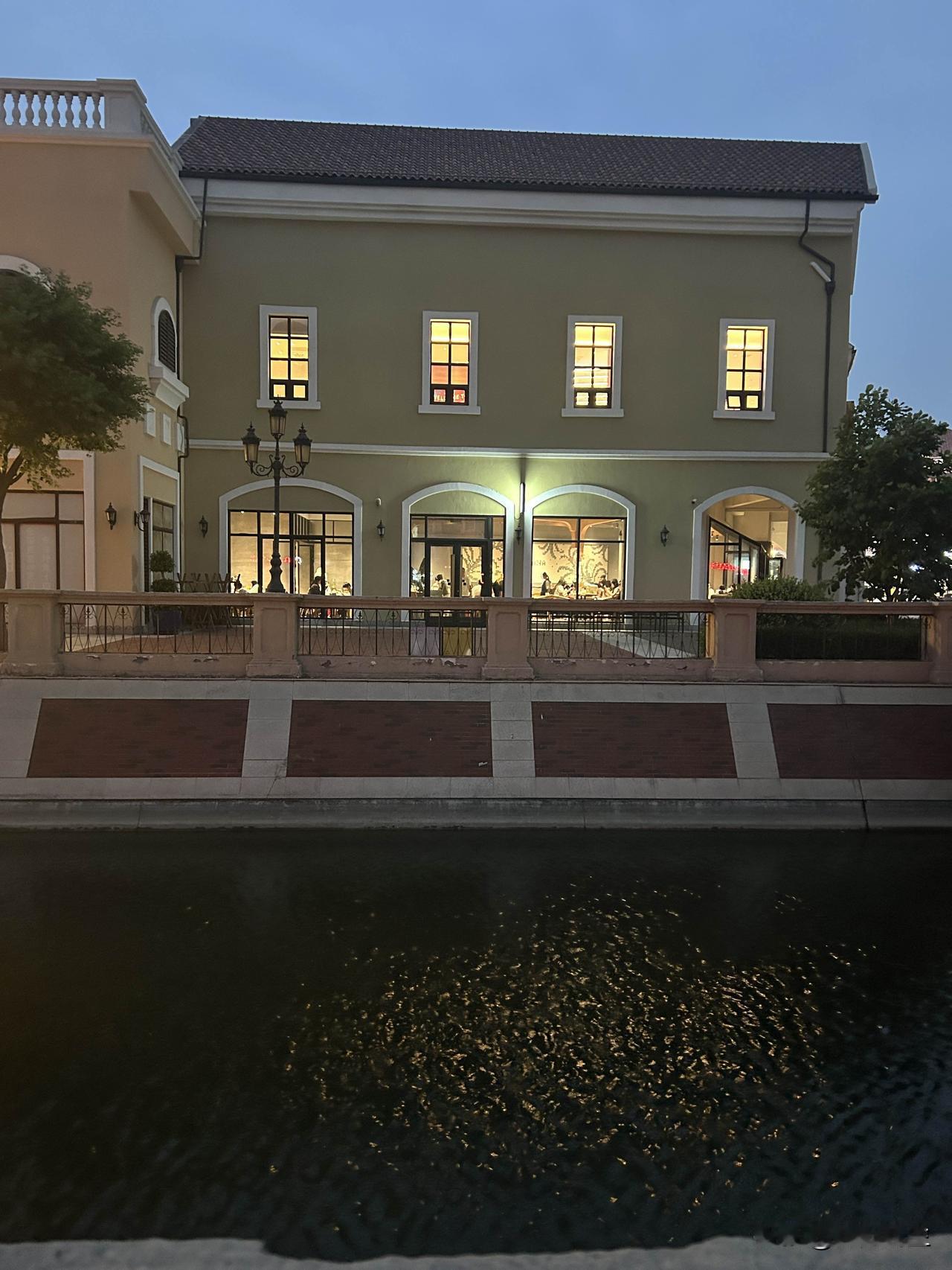 中年人熬一次夜就几天都缓不过来。今天一天都是陪着孩子吃喝玩乐。

早餐和中餐都在