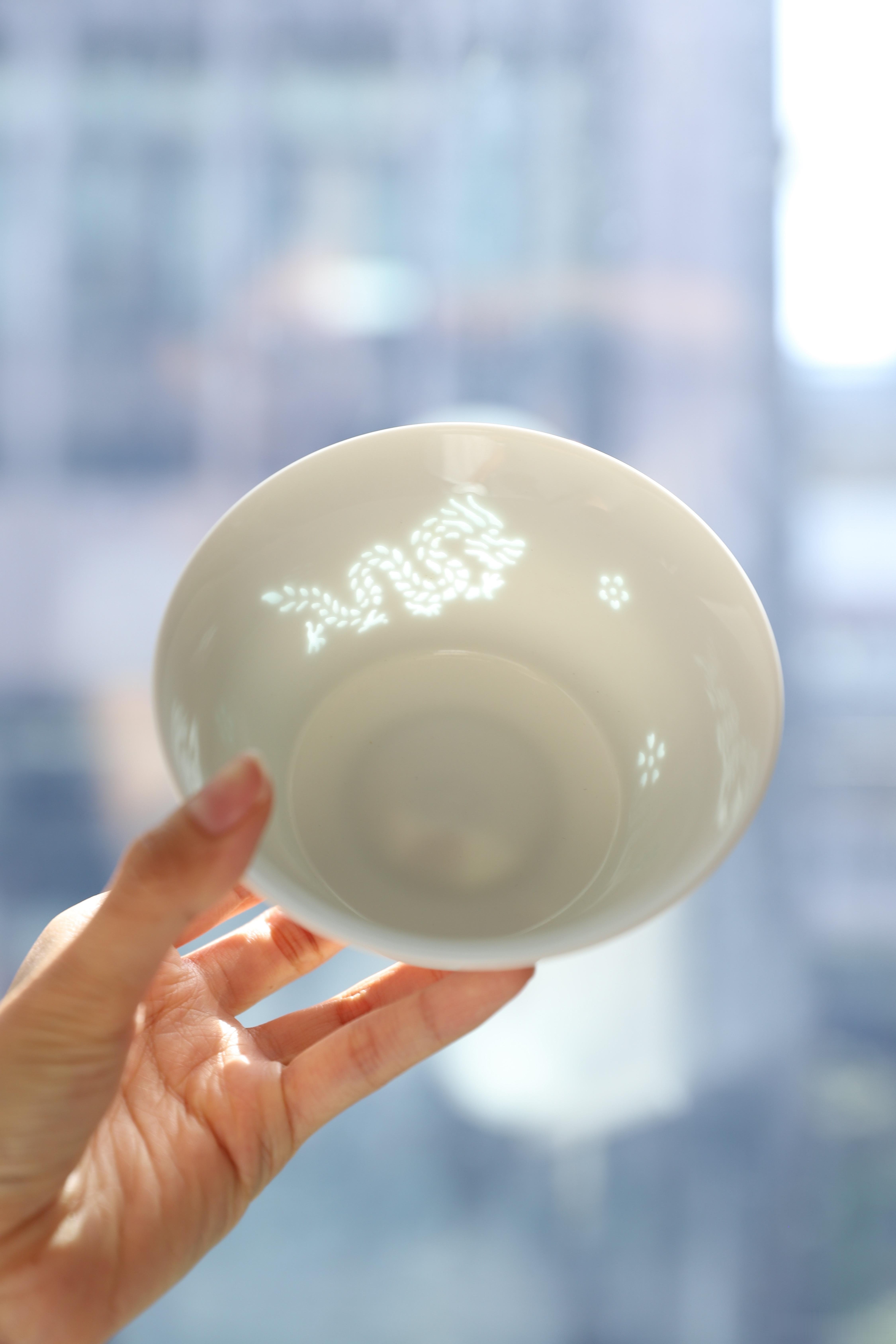 我找了两套瓷器碗筷，一个是十二生肖白瓷玲珑碗，白瓷温润，生肖灵动。可以选自己心仪