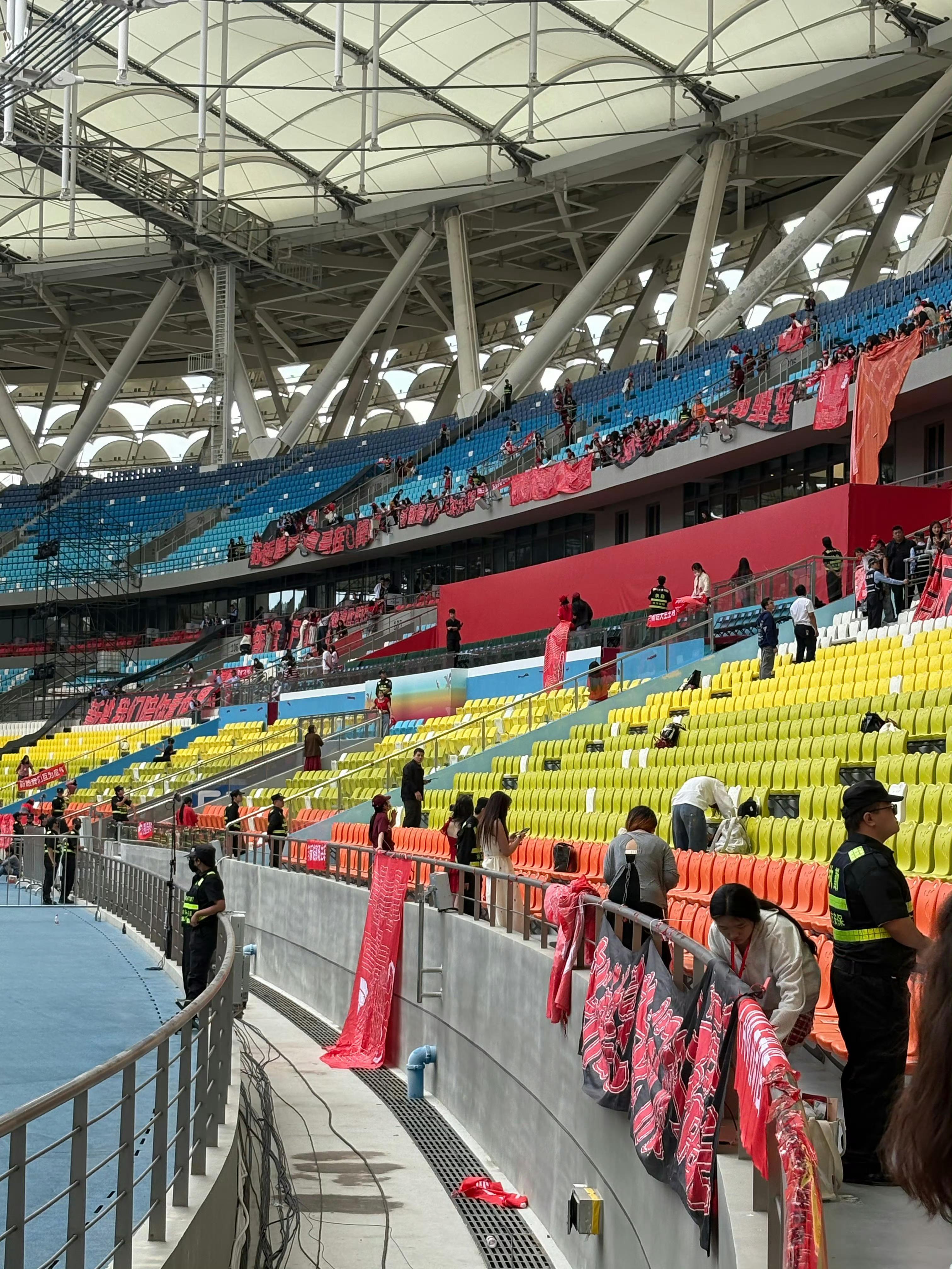 铲丝三亚新音这红海我算是见识到了……苏新皓家粉丝这组织力是真的强，小红帽一片，场