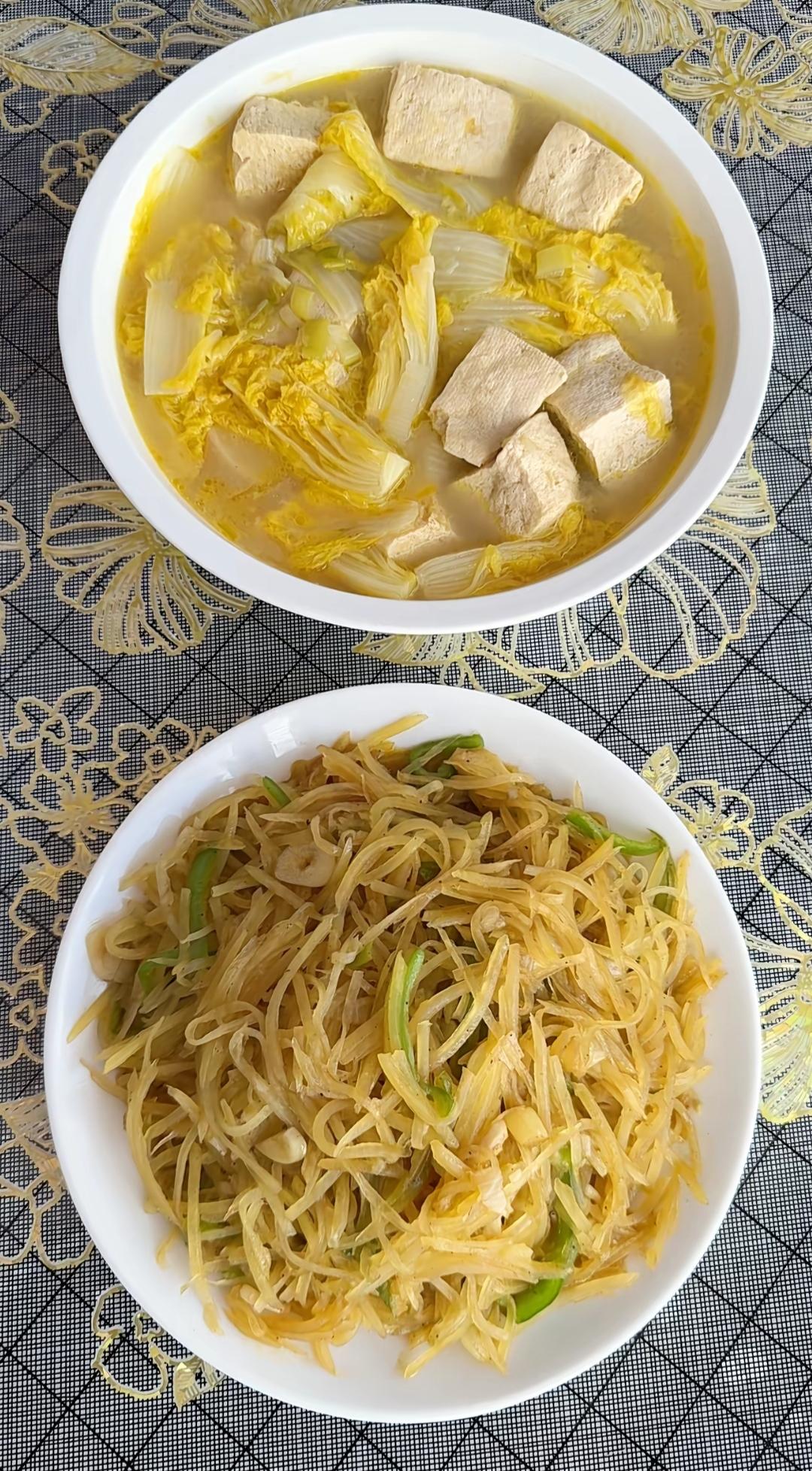 白菜豆腐香，人间美味长。大家看看这两道菜是山东的还是河南的？北方人的最爱。吃五谷